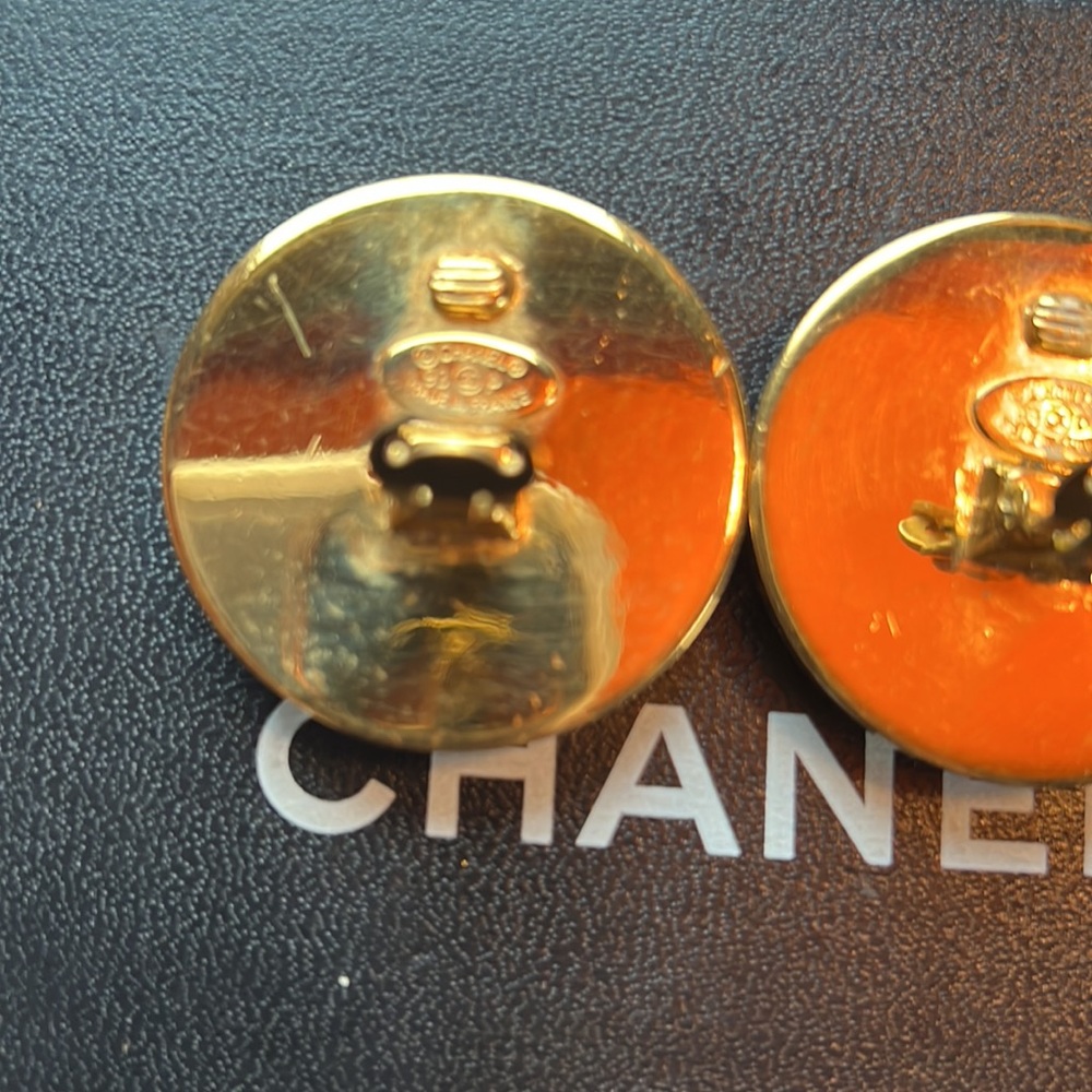 Chanel Clips - Picture 2 of 6